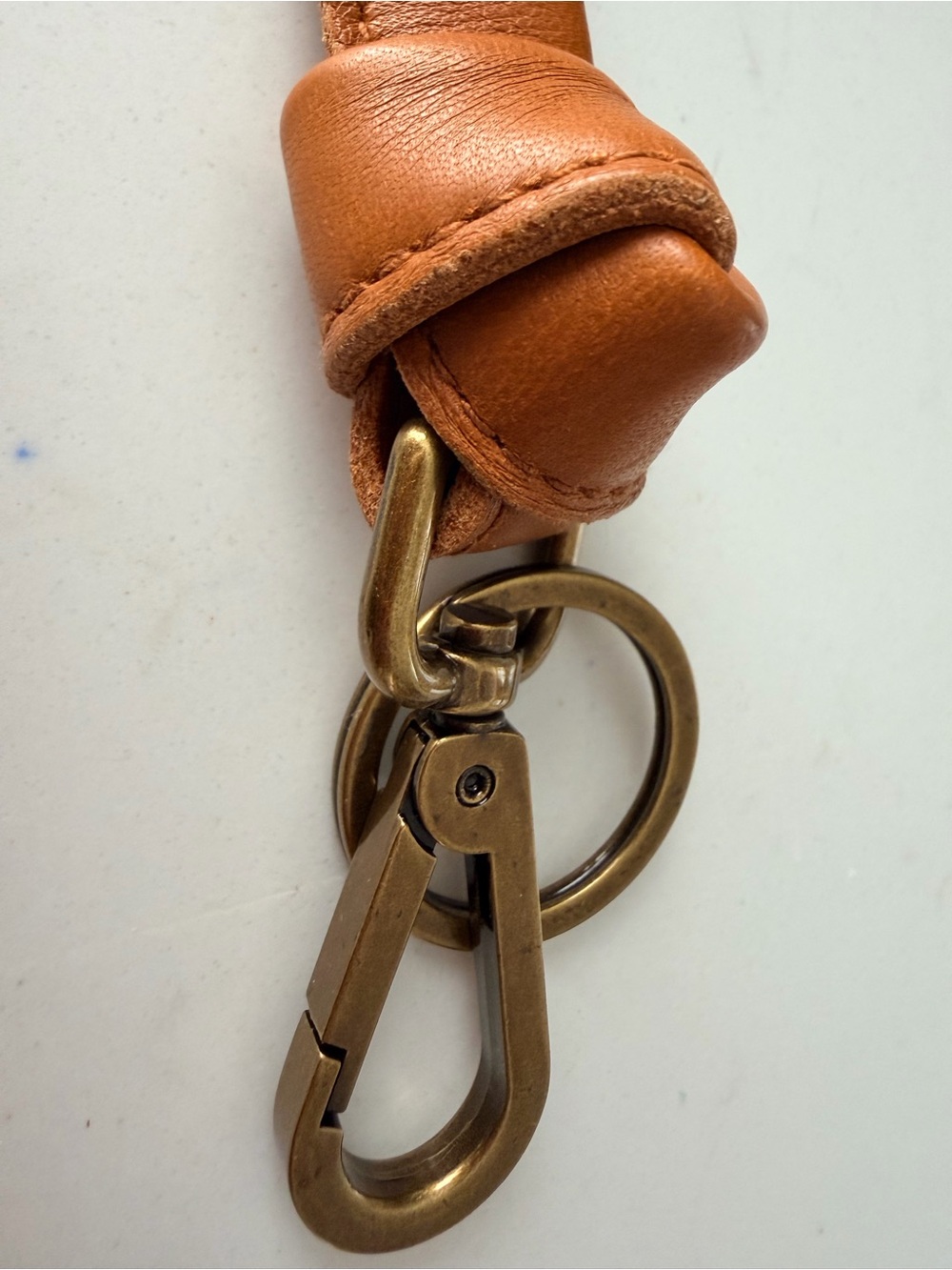 Madewell Sydney Leather Knot Keychain with Brass Hardware - Caramel - Picture 3 of 6